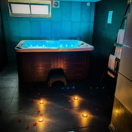 Prive Chez Chris Homestay *
